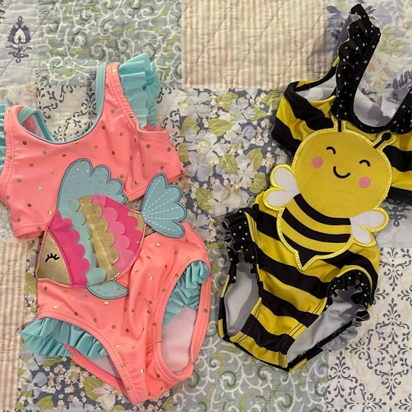 2 gently used Wetsuit brand Swimsuits size newborn. Adorable fish and bumble bee - Picture 4 of 6